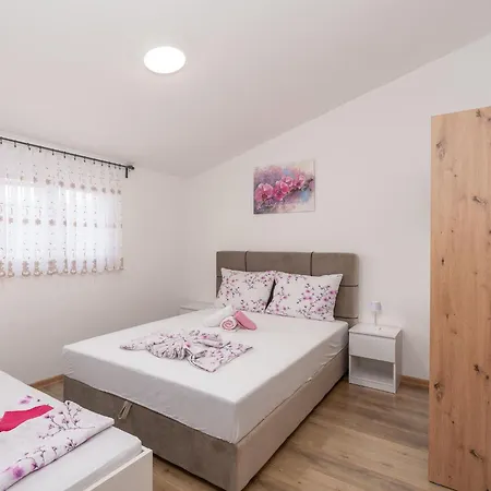 Mia-3 By Interhome Obrovac