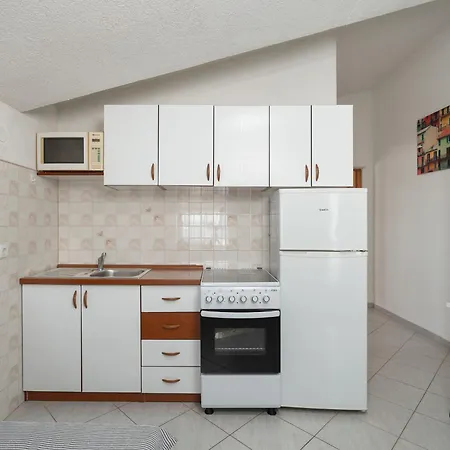 Mia-3 By Interhome * オブロヴァツ