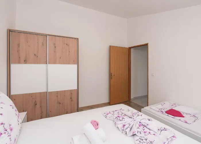 Mia-3 By Interhome Обровац